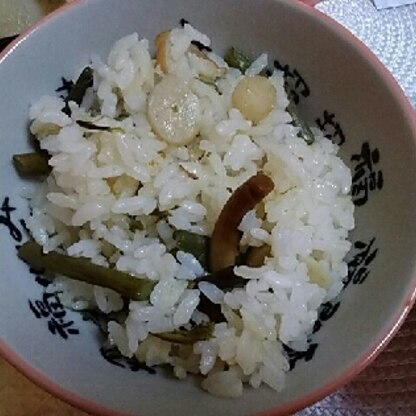 これある意味5分だよね山菜ミックスを使ったからめちゃくちゃ簡単だったw炊飯器にお任せだし助かる！竹輪が端にあるw薄味で餅米も加えとても美味しかったごちそう様❤